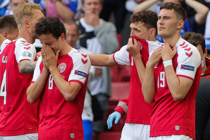 Az edzőjük szerint a dán csapatnak nem kellett volna visszamennie a pályára Eriksen összeesése után