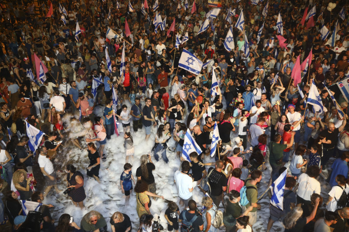 Emberek ünneplik a kormányváltást Tel-Avivban (Fotó: Oded Balilty / MTI/AP)