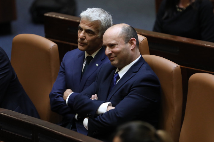 Naftali Bennet és Jaír Lapid a jeruzsálemi parlamentben (Fotó: Abir Szultan / MTI/EPA)