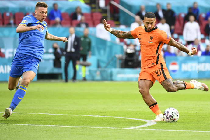A holland Memphis Depay próbálkozik lövéssel az ukránok elleni Eb-csoportmeccsen 2021. június 13-án. Forrás: Piroschka van de Wouw / POOL / AFP
