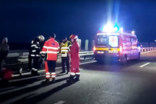 Kamionsorba csapódott egy kisbusz a nagylaki határátkelő román oldalán