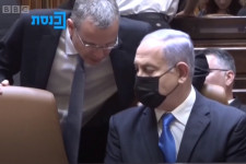 Megszokásból a miniszterelnöki székben dőlt hátra Netanjahu, de aztán szóltak neki, hogy már leváltották