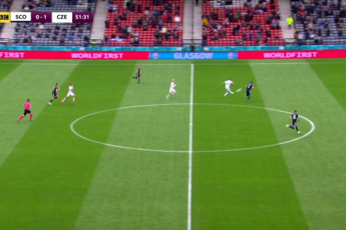 Az Eb eddigi legnagyobb gólját lőtte a félpályáról a cseh csatár
