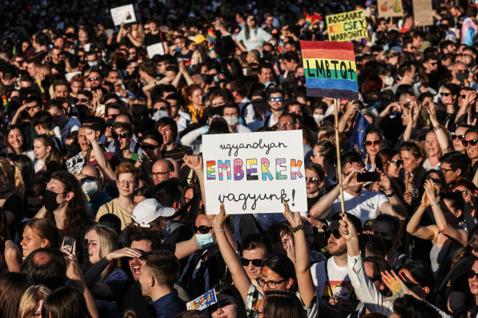 Gonosz és érthetetlen – ezrek tüntettek szivárványos zászlókkal a Fidesz melegellenes javaslatai ellen