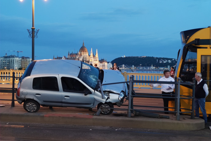 A Margit híd villamosmegállójának korlátján próbált átmászni egy Renault, Zacher Gábor érkezett a balesethez