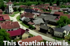 A magyar határnál is felbukkantak a pár forintért árult házak