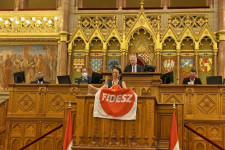 Kínai zászlóvá alakított, vörös Fidesz-logót akasztott ki Szabó Tímea a parlamentben