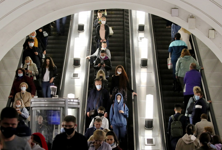 Utasok a moszkvai metró mozgólépcsőjén 2021. június 11-én – Fotó: Vladimir Gerdo / TASS / Getty Images