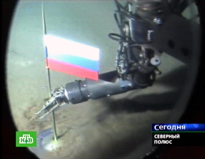2007. augusztus 3-án a Mir–1 tengeralattjáró elhelyezi az orosz zászlót a Jeges-tengeren a tengerfenékre, 4261 méter mélységben – Fotó: NTV / AFP