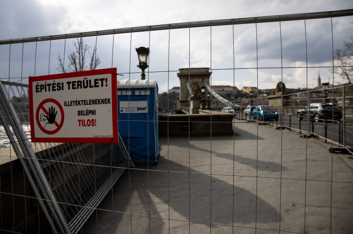 Hajnalban teljesen lezárták a Lánchidat, másfél évig nem lehet majd használni
