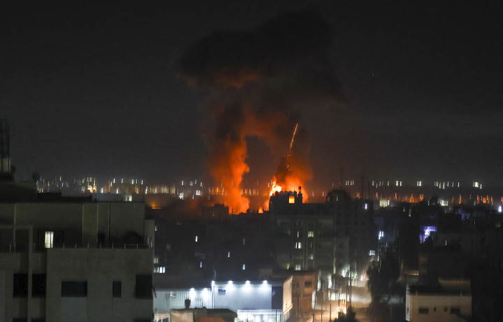 Robbanás fényei Gázában a június 16-i izraeli légicsapás után – fotó: Mahmud Hamsz / AFP
