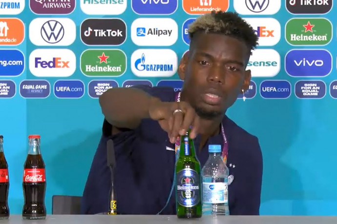 Pogba Ronaldót másolta, ő a sört pakolta le az asztalról