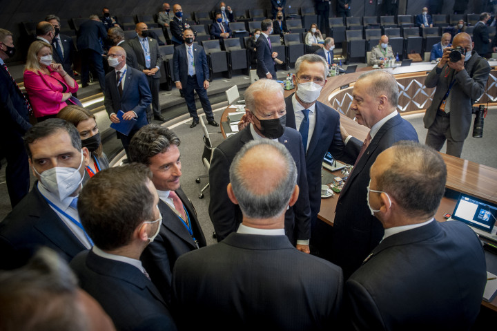 Recep Tayyip Erdoğan török elnök, Joe Biden amerikai elnök és Jens Stoltenberg NATO-főtitkár a NATO-csúcson Brüsszelben, 2021. június 14-én – Fotó: NATO / Jan Van De Vel / Pool / Anadolu Agency / AFP