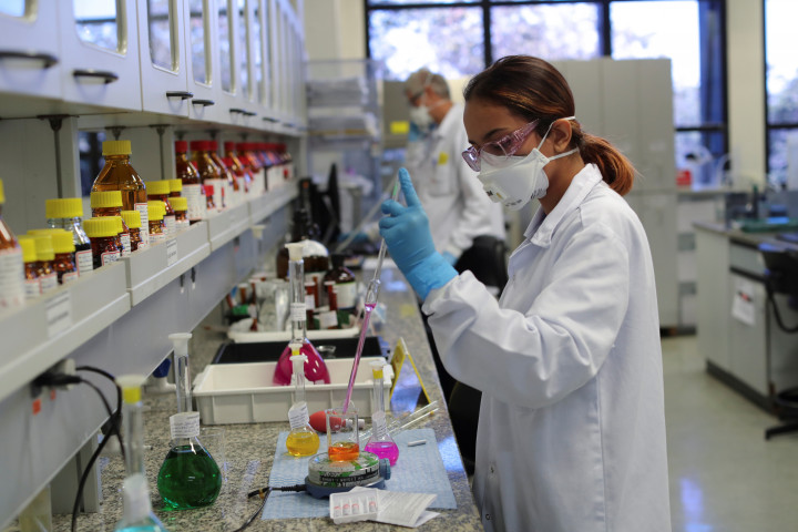 Minőségellenőrzést végeznek az orosz Szputnyik V vakcinákon a brazil Uniao Quimica gyógyszergyárban 2021. május 20-án – Fotó: Amanda Perobelli / Reuters