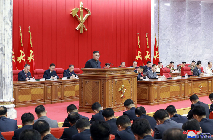 Kim Dzsongun beszéde a párt központi bizottságának plenáris ülésén – fotó: KCNA / AFP