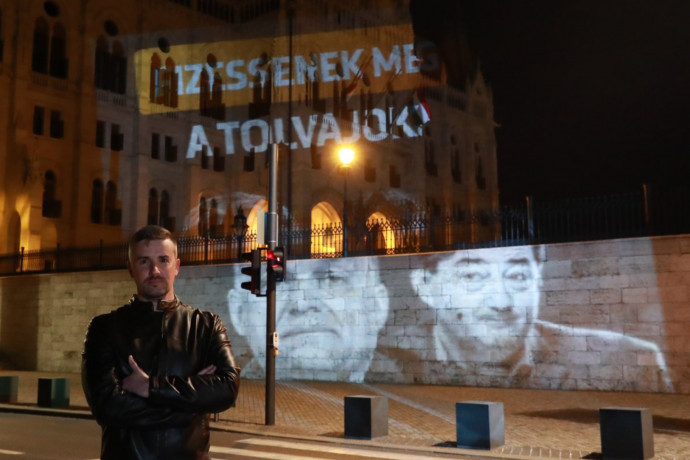 Beidézte a rendőrség Jakab Pétert, mert a Parlamentre vetítette, hogy fizessenek meg a tolvajok