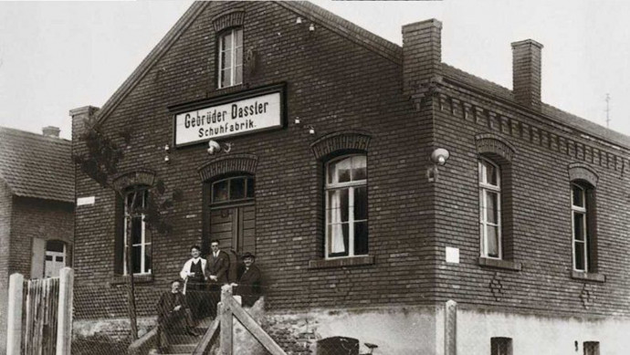 A Dassler testvérek cipőgyára a Herzogenaurachban található vasútállomás területén 1928-ban- Forrás: Wikipedia