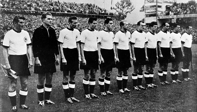 A német labdarúgó-válogatott az 1954-es világbajnokságon, Magyarország ellen – Fotó: OMEGA FOTOCRONACHE / ASA / dpa Picture-Alliance / AFP