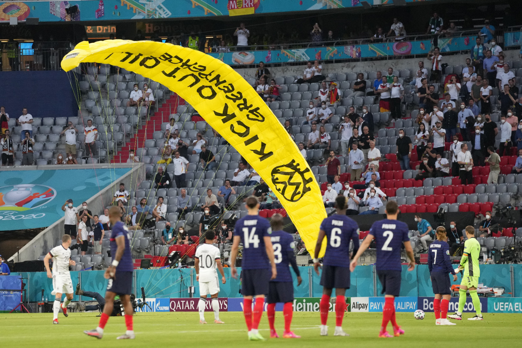 Észrevették a mesterlövészek a Greenpeace feliratot, azért nem lőttek a stadionba repülő siklóernyősre