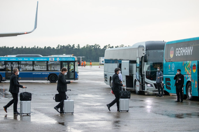 A német válogatott tagjai szállnak le a repülőgépről Nürnbergben 2021. június 8-án – Fotó: Daniel Karmann / picture alliance / Getty Images