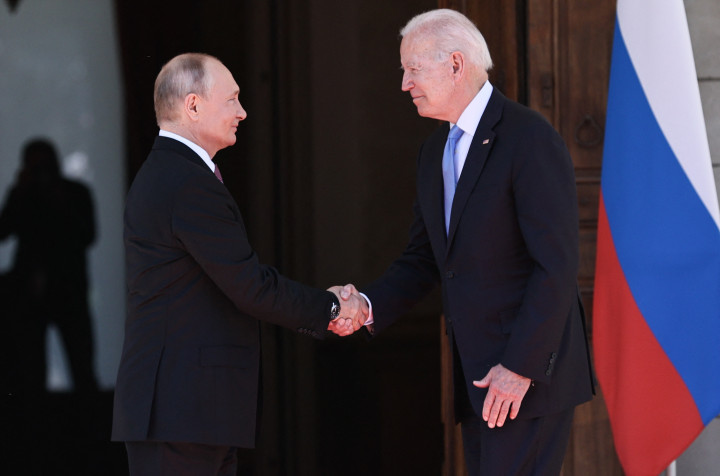 Biden és Putyin első kézfogása még a villán kívül – Fotó: Sergei Bobylov / Sputnik / AFP