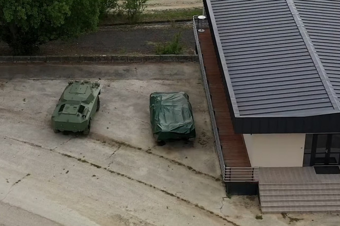 Az osztrák hadseregé volt az egyik páncélozott jármű, amit Mészáros Lőrinc bicskei birtokánál lefotóztak