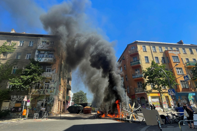 Hatvan rendőr megsebesült, berlini házfoglalók kövekkel dobálták őket