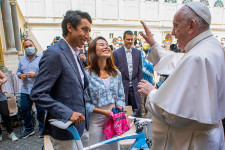 Egyedi kerékpárt ajándékozott Ferenc pápának a friss Giro-győztes