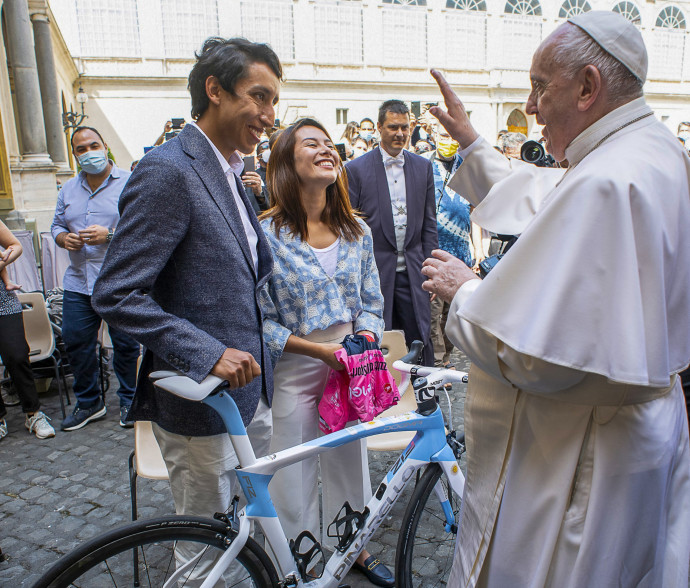 Egan Bernal és barátnője, María Fernanda Gutierrez Ferenc pápával találkozott a Vatikánban 2021. június 16-án – Fotó: VATICAN MEDIA / AFP