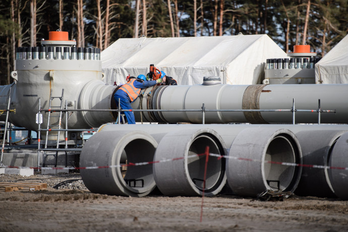 Munkások dolgoznak az orosz földgázt Ukrajna és Lengyelország megkerülésével Németországba szállító Északi áramlat 2 gázvezeték fogadóállomásánál a németországi Lubminban 2019. március 26-án – Fotó: Clemens Bilan / EPA / MTI