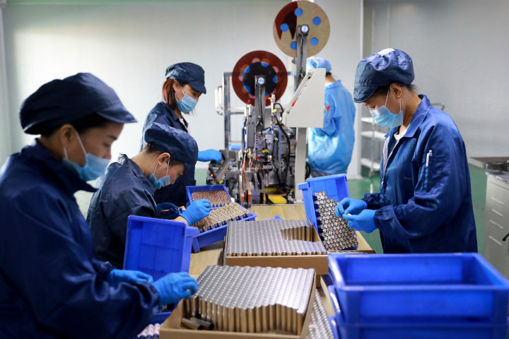 Lítium-ion akkumulátorokat gyártó üzem a kínai Huaibeiben 2019 júniusában – Fotó: STR / AFP