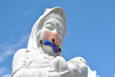 Hatalmas arcmaszkot kötöttek egy 57 méteres buddhista szoborra Japánban