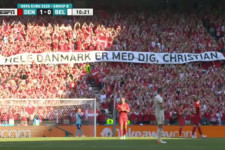 Egy percre megállt a dán–belga Eb-meccs, Eriksen előtt tisztelgett az egész stadion