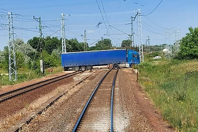 Részeg volt, fennakadt a kamionnal a síneken, ahol át sem kelhetett volna