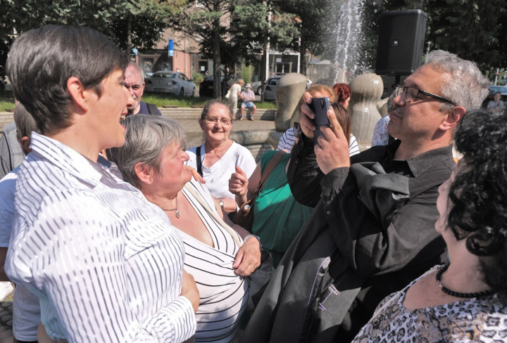 Arató Gergely készít fényképet Dobrev Kláráról egy kőbányai kampányeseményen 2021. június 12-én – Fotó: Arató Gergely / Facebook