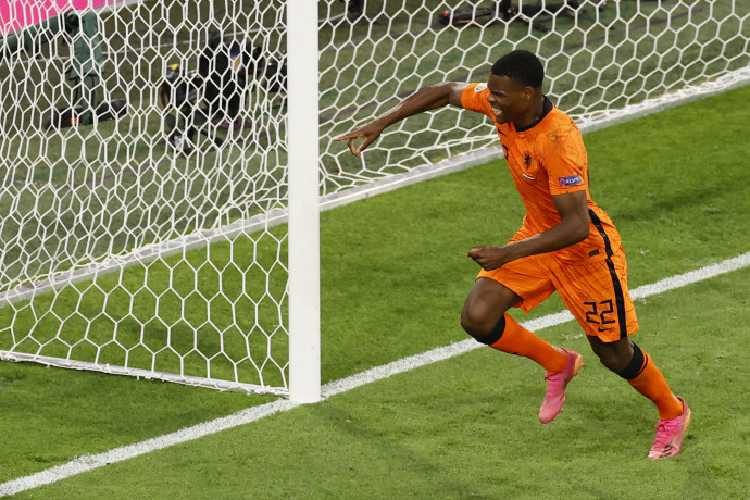Dumfries gólöröm Ausztria ellen – Fotó: Koen van Weel / AFP