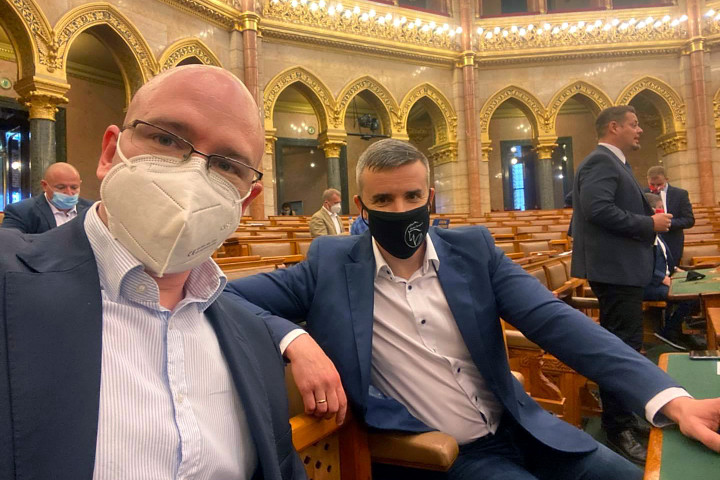 Z. Kárpát Dániel és Jakab Péter a parlament ülésén 2021. június 16-án – Fotó: Z. Kárpát Dániel / Facebook