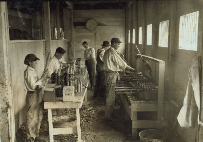 A tölcsér nagyüzemi gyártása is beindult az 1910-es évek Amerikájában – Fotó: Buyenlarge / Getty Images