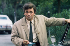 Romániában majdnem felkeléshez vezetett, hogy kifogytak a Columbo-részekből, Peter Falk maga lépett közbe