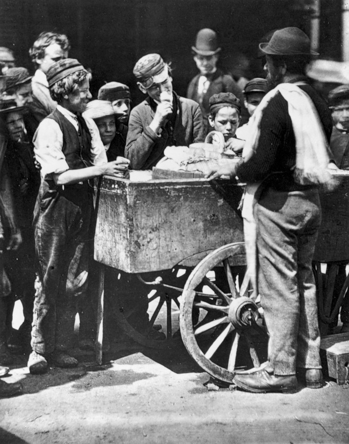 Fél pennys fagyit árul egy utcai fagyiárus Angliában 1877-ben – Fotó: John Thompson, / Museum of London / Heritage Images / Getty Images