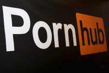 Harminc nő perli a Pornhub anyacégét, amiért a beleegyezésük nélkül került ki róluk videó