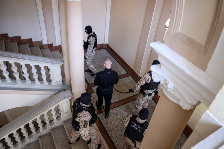 M. Richárdot fegyveres őrök kísérik a Fővárosi Törvényszék épületében – Huszti István / Telex