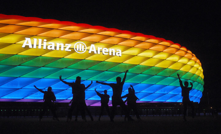 A müncheni Allianz Arena szivárványszínű kivilágítása a 2016-os meleg büszkeség napján – Fotó: Tobias Hase / dpa / via AFP