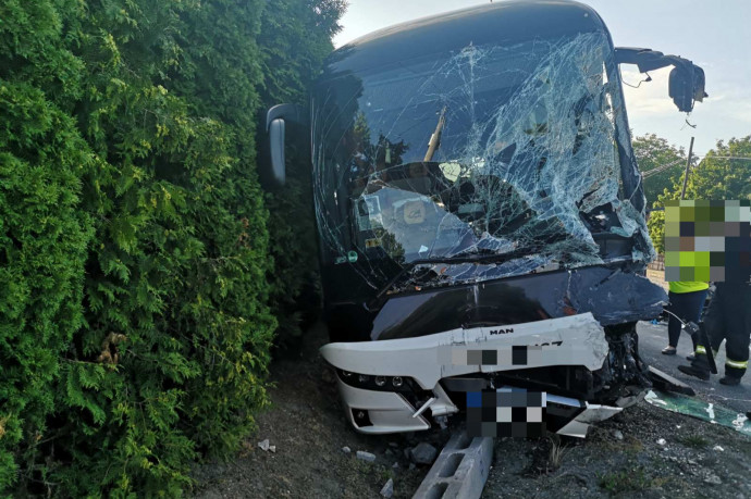 Teherautó ütközött távolsági busszal, egy ember meghalt, húsz megsérült Mezőörsnél