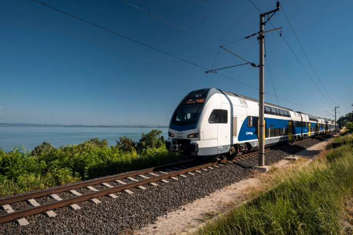 Mától közlekednek a Balatonnál az emeletes vonatok