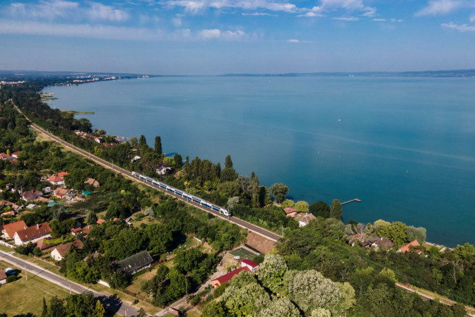 Mától közlekednek a Balatonnál az emeletes vonatok