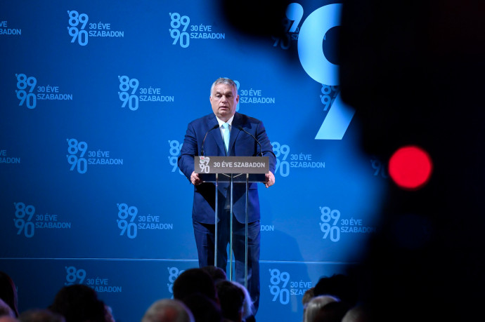 Párbeszéd: Orbán szégyenteljes szervilizmussal dörgölődzik ahhoz a birodalomhoz, amely ellen 30 éve oly’ hangosan kikelt