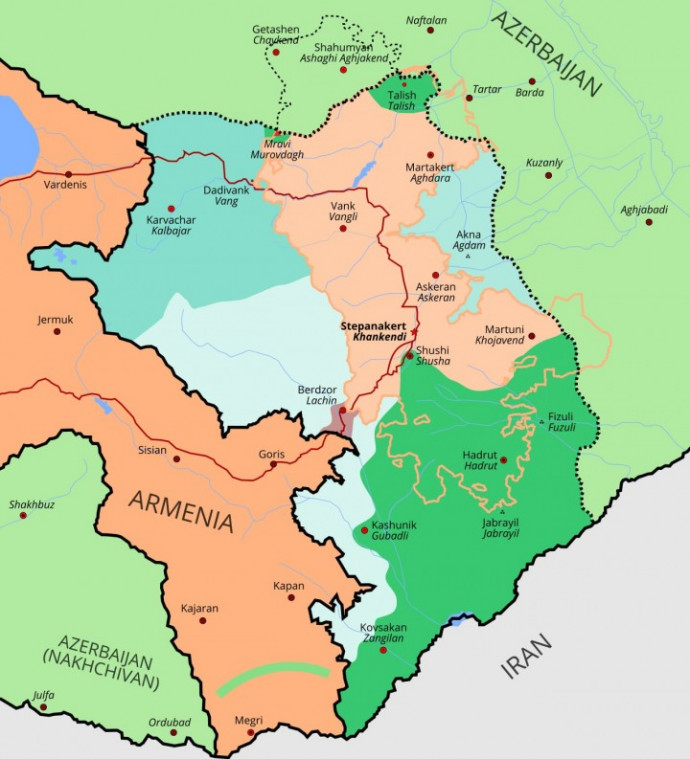 A 28 éven át örmény erők által ellenőrzött terület felosztása a novemberben lezárult hathetes háború után. A világos rózsaszín terület a szűken vett Hegyi-Karabah nagy része maradt örmény kézen, egy korridorral összekötve Örményországgal, a többi területet Azerbajdzsán visszaszerezte Forrás: Wikipedia