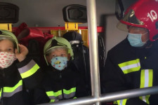 Valóra vált álom: tűzoltóautóval vitték oviba a szülinapos kisfiút
