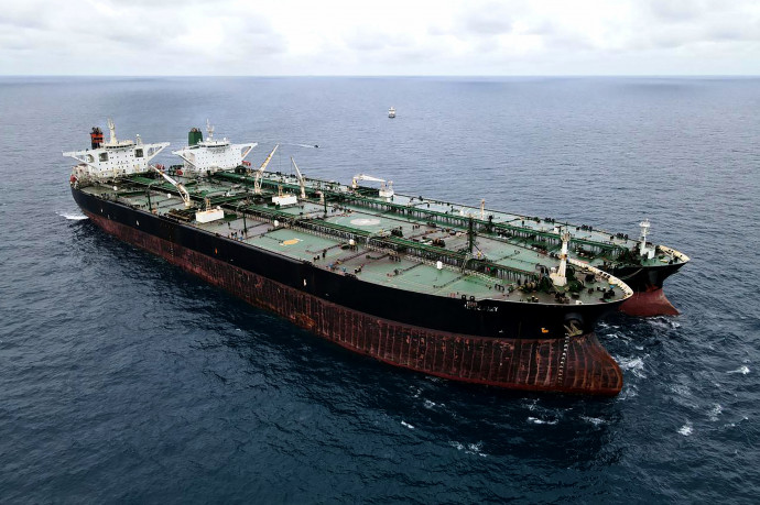 Irán szellemflottájával szállíthat több millió hordó olajat Kínának